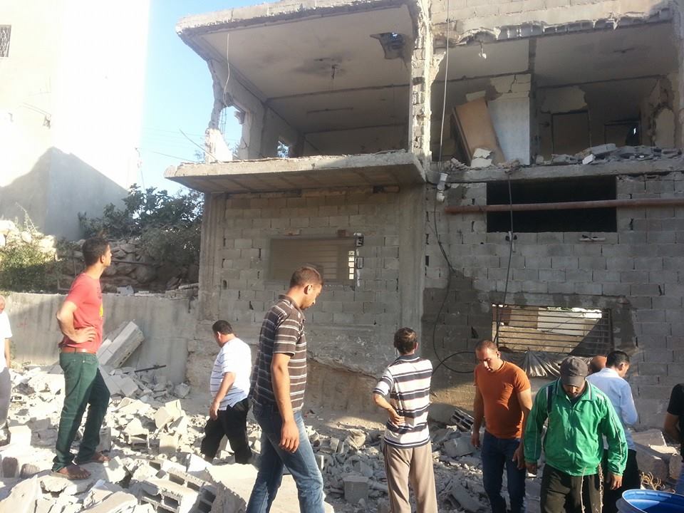 الاحتلال يفجر منزل الأسير "عواد" في الخليل