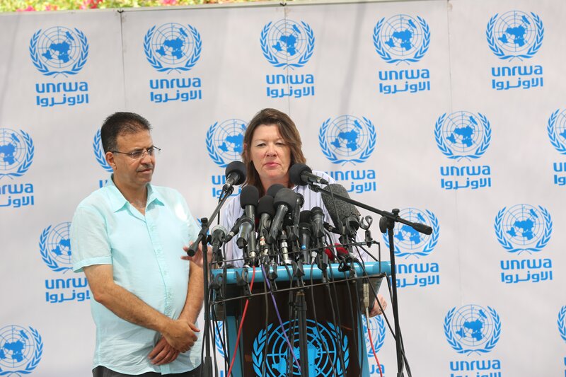 خلال المؤتمر الصحفي لساندرا ميتشيل، نائب المفوض العام لـ"أونروا" بيير كرينبول