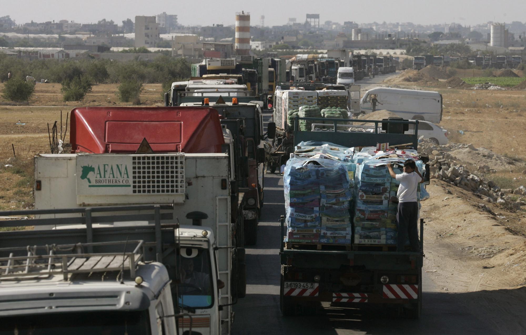 دخول شاحنات عبر معبر كرم ابو سالم
