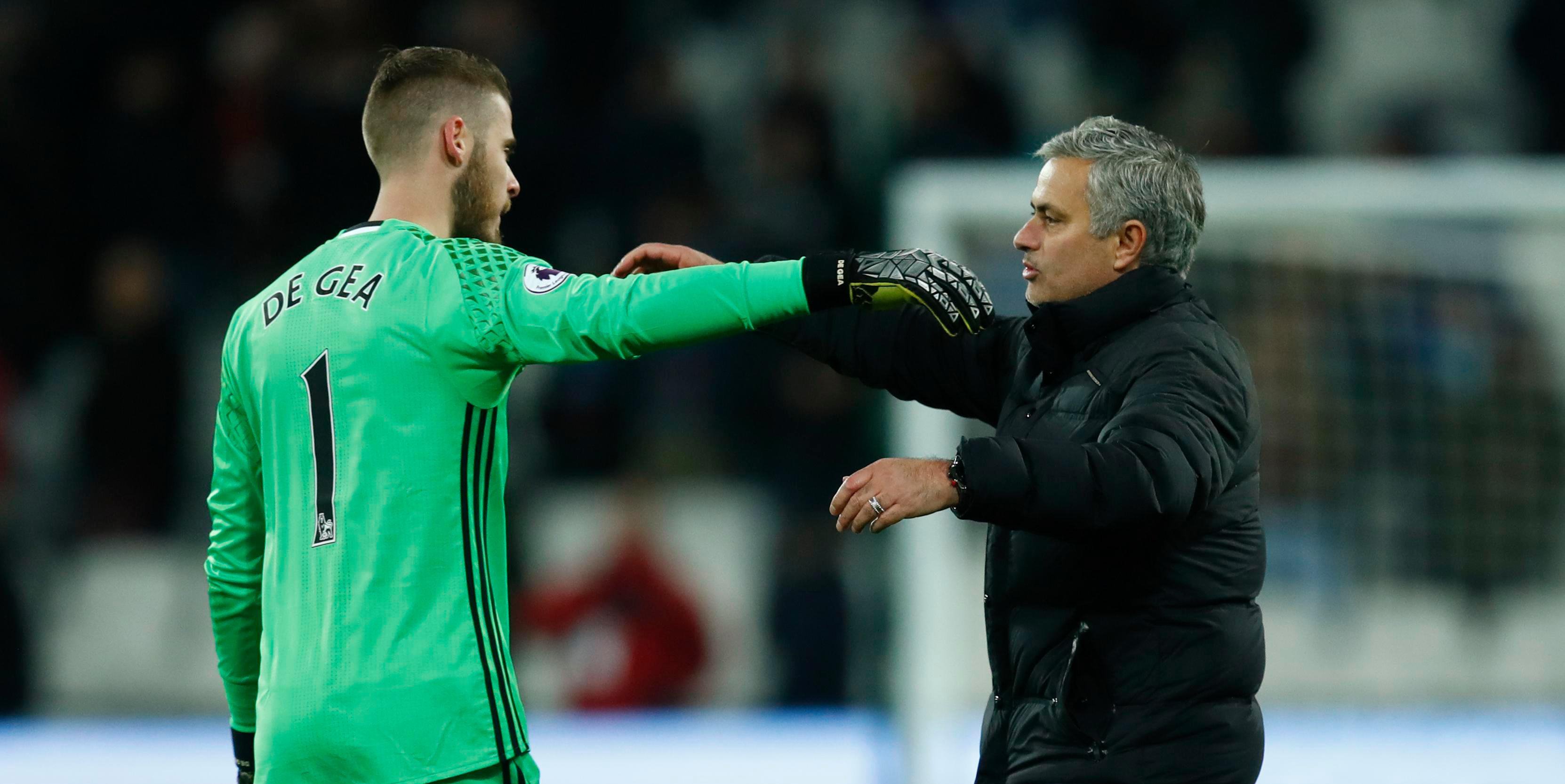 مورينيو بجوار دي خيا