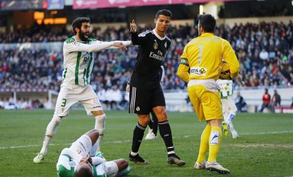 لجظة ركل رونالدو للاعب ايديمار