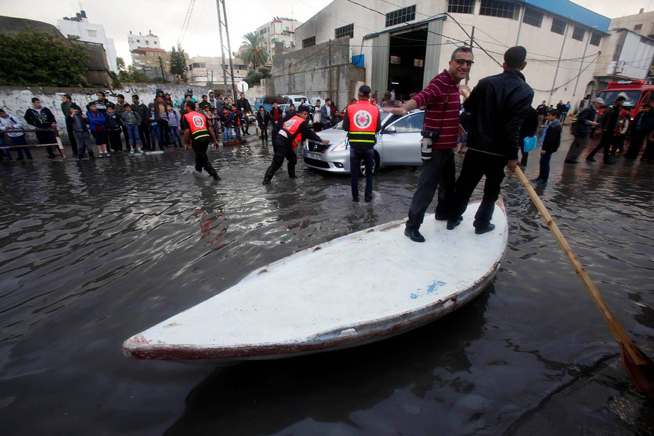 عمل طواقم الدفاع المدني خلال المنخفض "أرشيف"