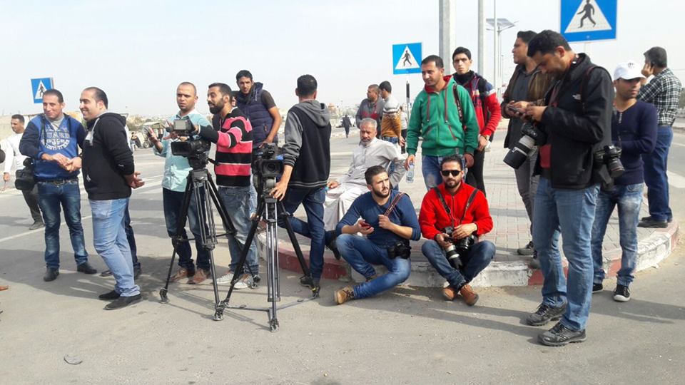 صحفيون ينتظرون سماح أجهزة السلطة لهم بتغطية حركة المسافرين بمعبر رفح