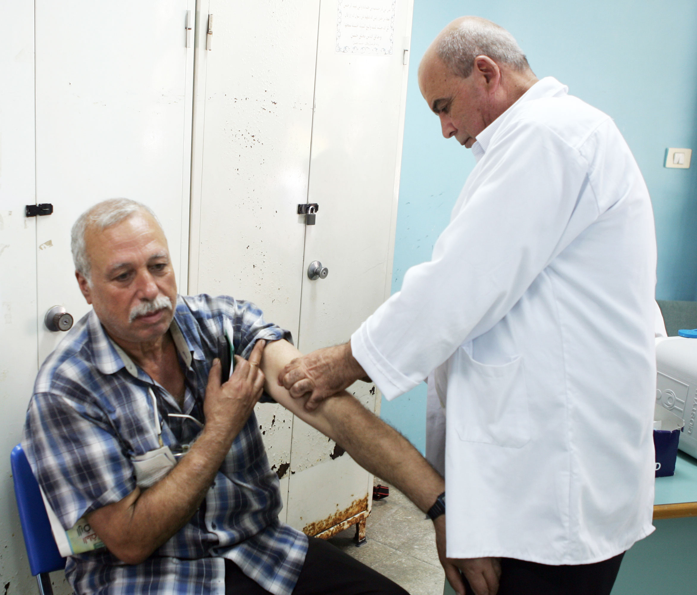 صورة "أرشيفية" لتطعيم الحجاج في قطاع غزة