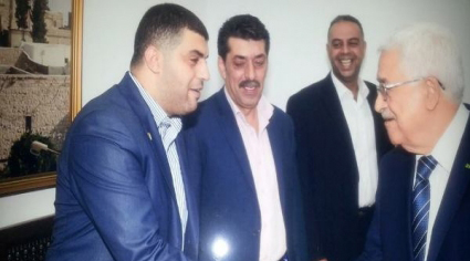 أحد رؤساء أندية المحترفين يصافح عباس