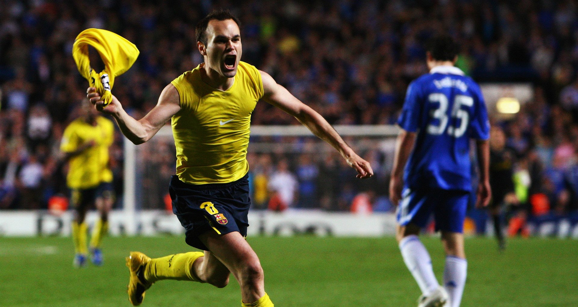 فرحة إنييستا بهدفه في مرمى تشيلسي