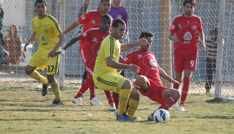 محمد الهور يصارع على الكرة