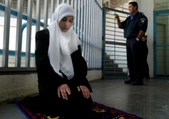 أحدى الأسيرات في سجون الإحتلال (الأرشيف)