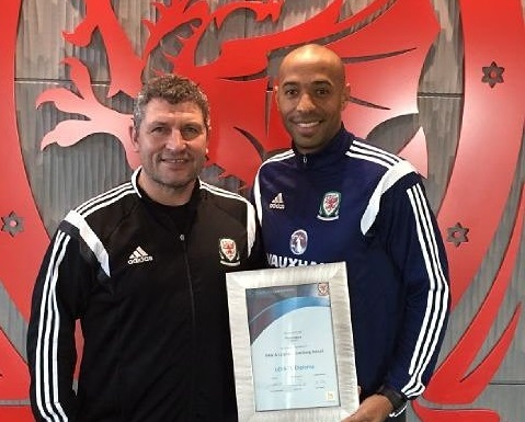 تيري هنري يمينا