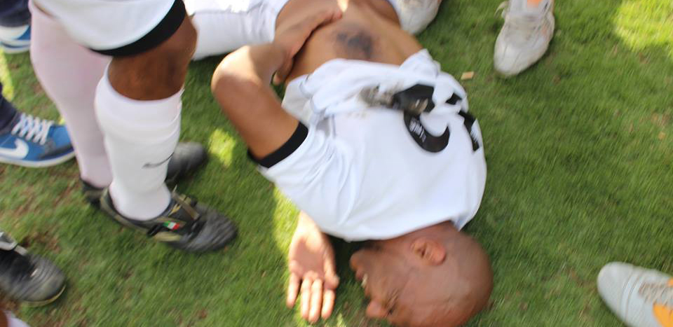 اللاعب أحمد أبو ظاهر ساقطا على الأرض