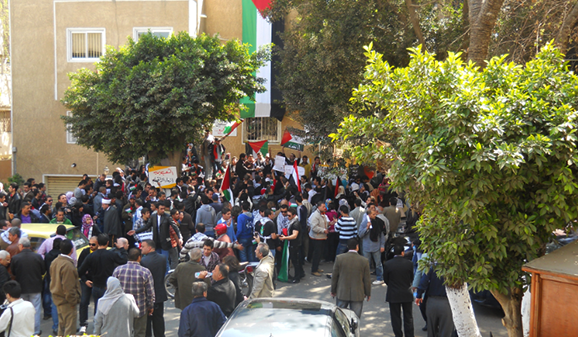 امام السفارة الفلسطينية في مصر (الأرشيف)