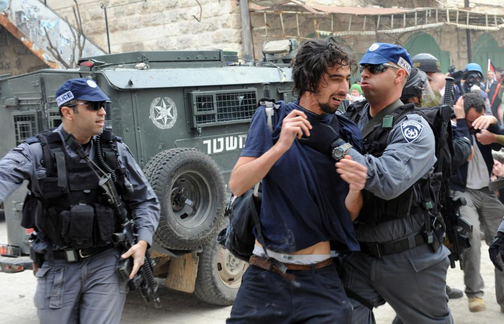 قوات الاحتلال تعتقل شاب بالضفة (الأرشيف)