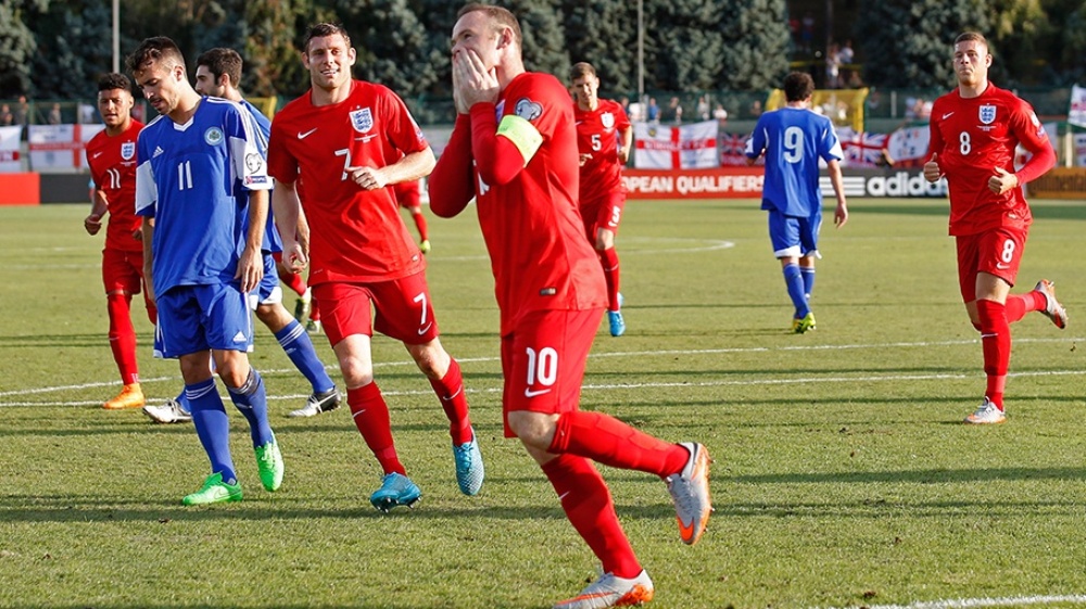 فرحة روني بإحرازه الهدف 49 له مع إنجلترا