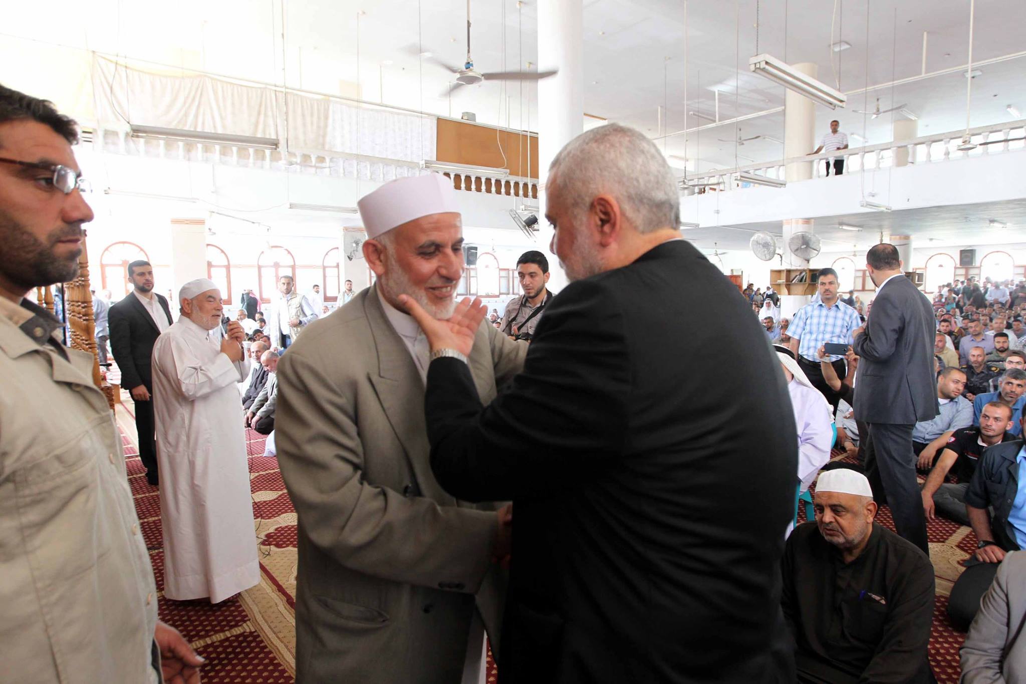 هنية يعزي الشيخ الأسطل بوفاة ولده أنس