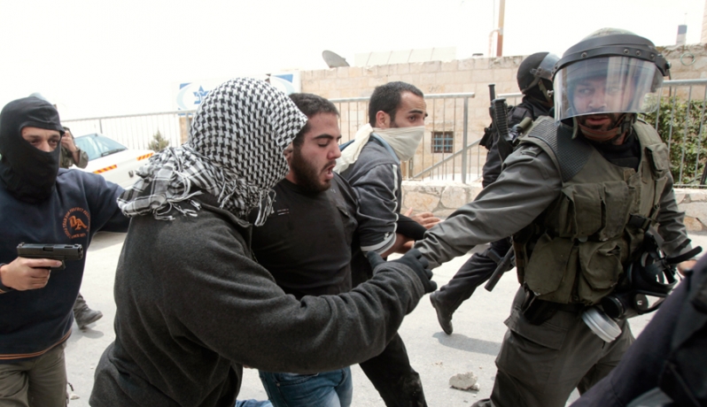 الاحتلال يعتقل شابًا 