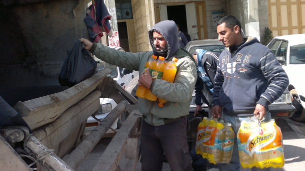 اتلاف مواد غذائية فاسدة (الأرشيف)