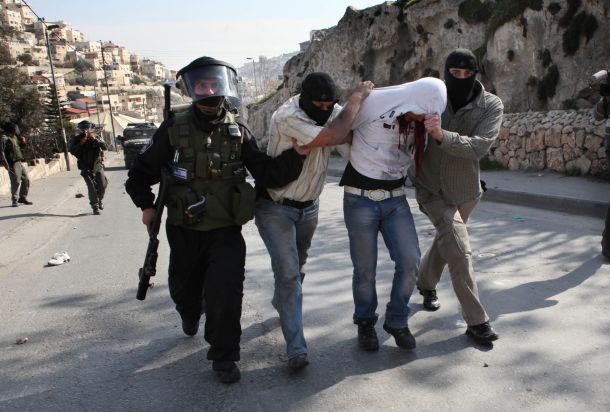 قوات الاحتلال تعتقل مواطن فلسطيني (أرشيف)