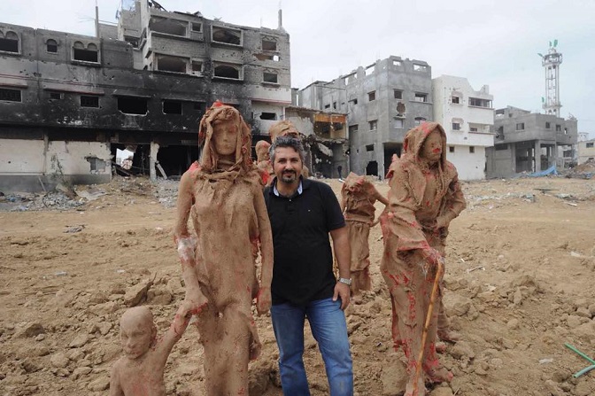 فنان يجسد ألم الغزيين بمجسماتٍ من طين