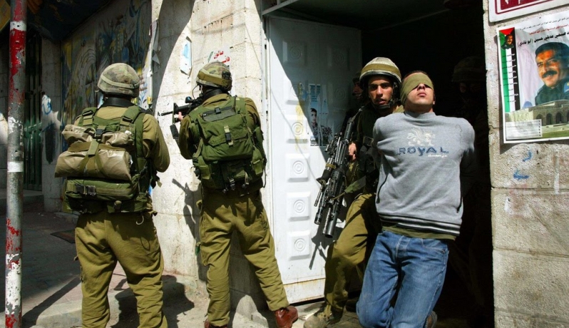 قوات الاحتلال تعتقل شاب (الأرشيف)