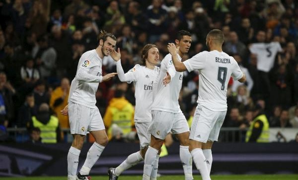 بنزيما يمينا