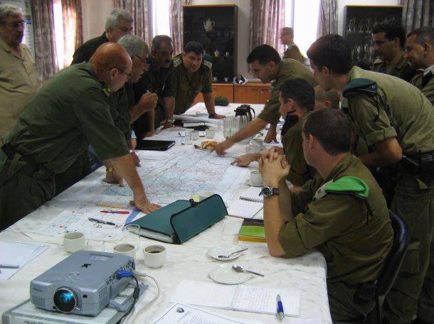 ضباط في السلطة يتشاورون مع الاحتلال
