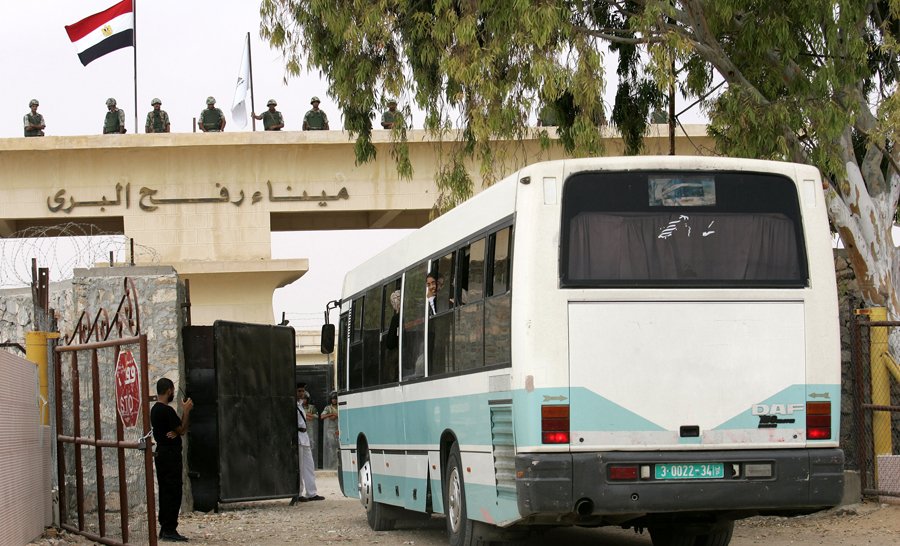 مسافرون عبر معبر رفح البري (الأرشيف)