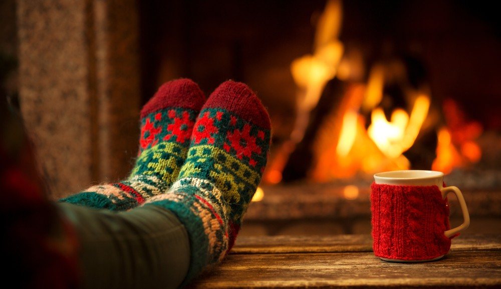 Feet-in-front-of-the-fireplace-1000x578