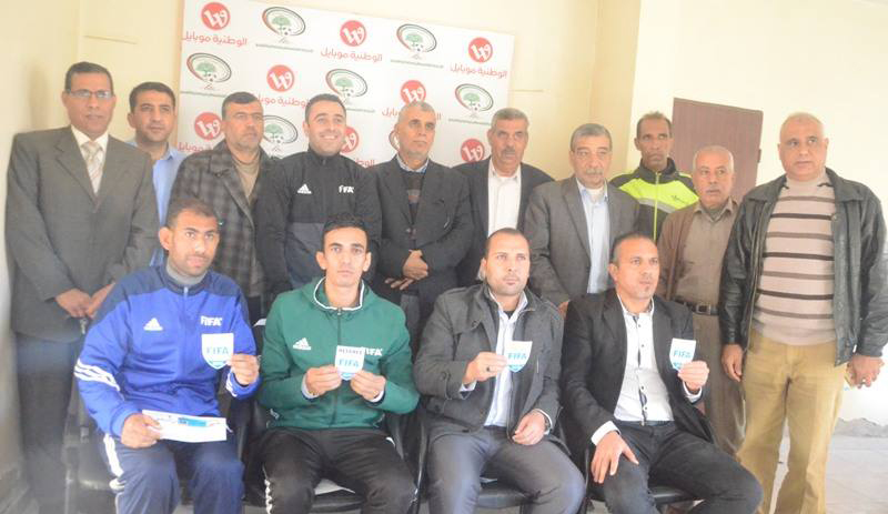 جانب من توزيع الشارات الدولية على الحكام