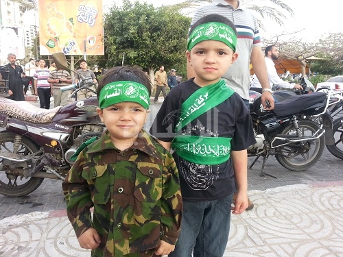 أطفال يرحبون بزيارة القرضاوي