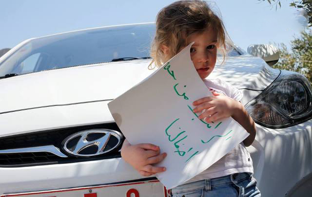 صورة طفلة أسير قطع راتب والدها تصوير موقع (حدث)