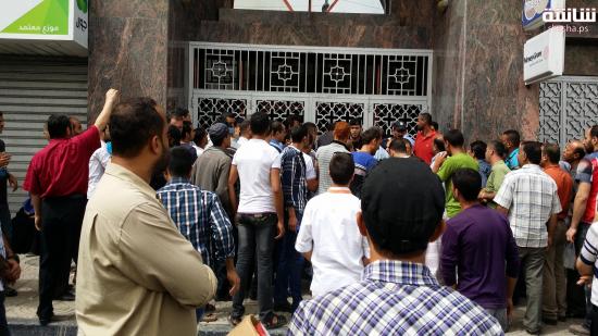 جانب من ازمة الرواتب في غزة