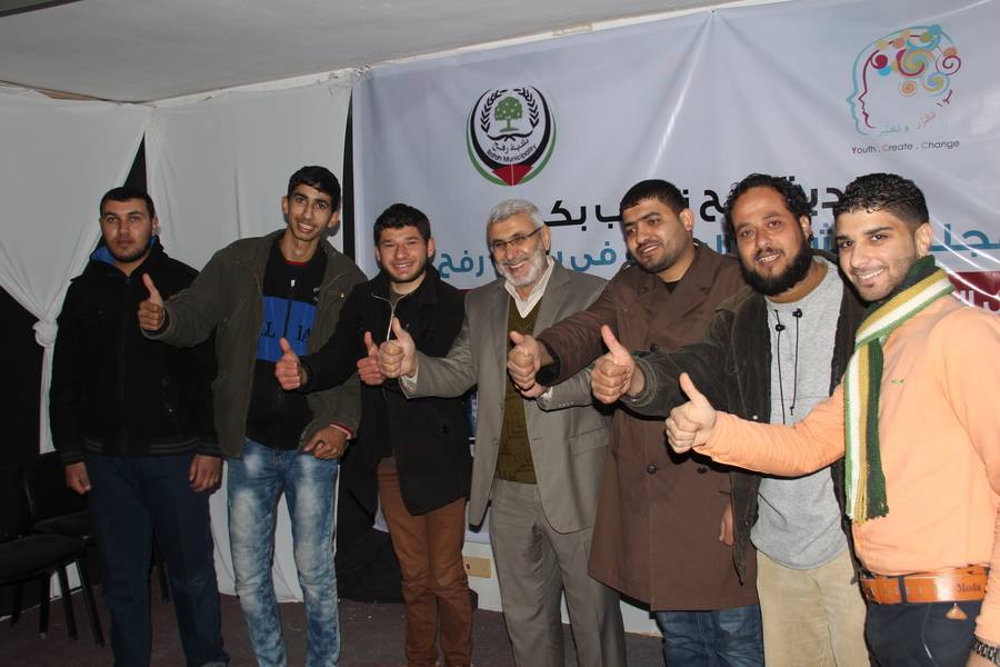 وفد من الشباب برفقة رئيس بلدية رفح