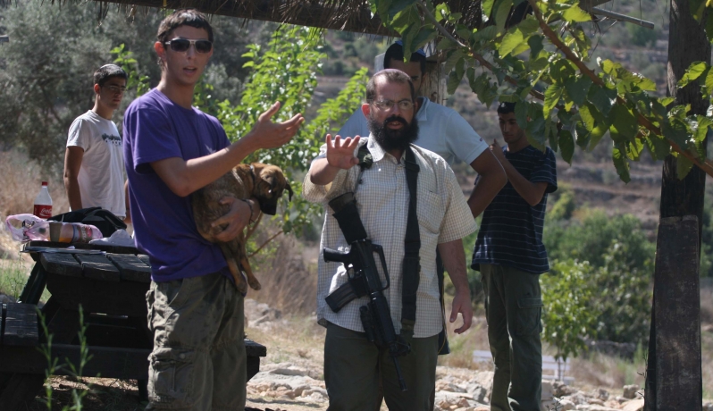 مستوطنون يعتدون على عائلة وسط الخليل  