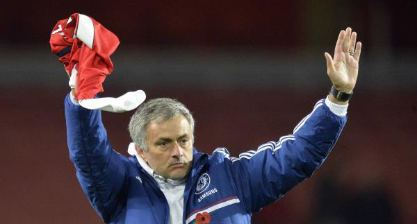 مورينيو يحمل قميص أوزيل احتفالا بعبور أرسنال 