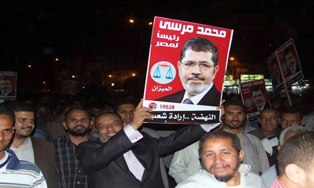 مؤيدين للمرشح محمد مرسي (الأرشيف)