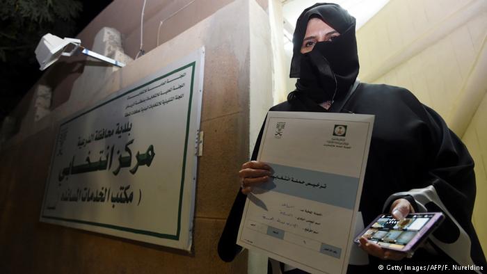 بدء أول انتخابات تشارك فيها النساء بالسعودية