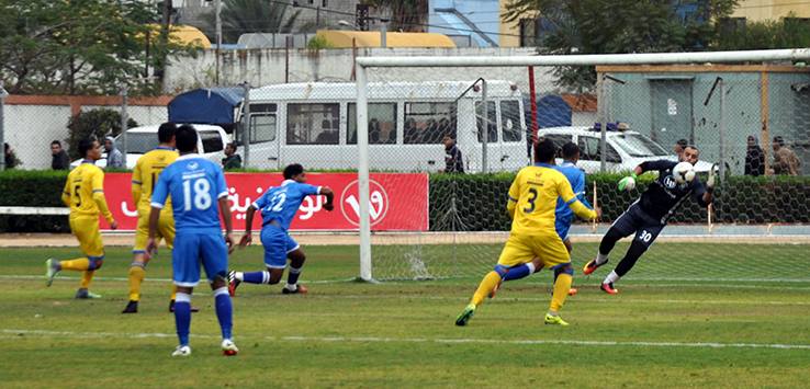 جانب من مباراة الشاطئ والتفاح