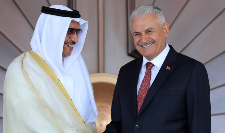 يلدرم (يمين) والصباح بحثا تعزيز التعاون العسكري ووقعا العديد من الاتفاقات الثنائية (غيتي)