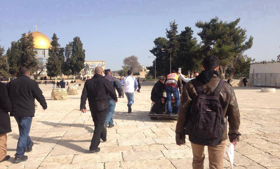 مقدسي مصاب خلال اعتداء جنود الاحتلال (الارشيف)