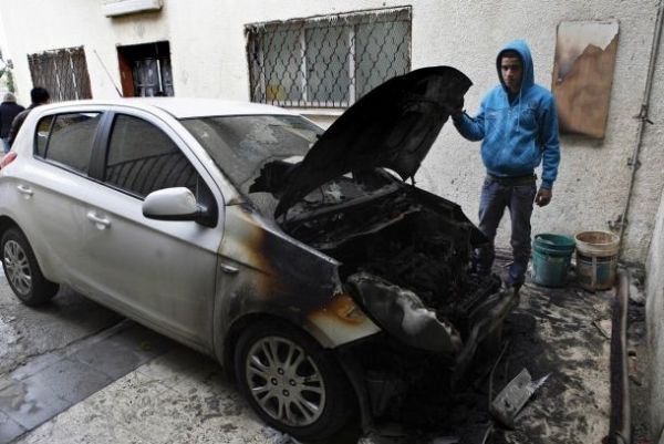 مستوطنون يحرقون مركبة(الأرشيف)