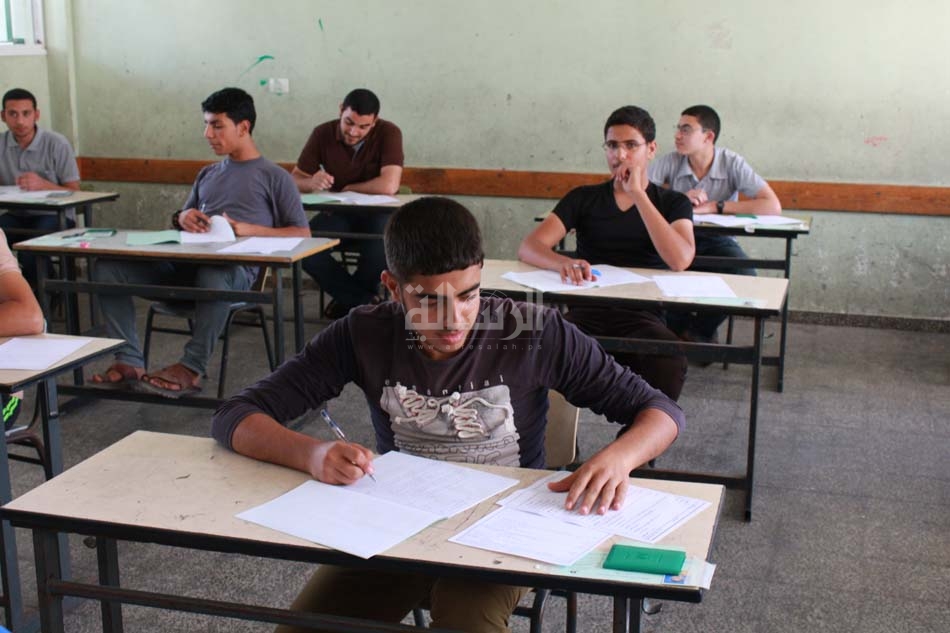 طلبة  يقدمون امتحانات التوجيهي (عدسة: محمود أبو حصيرة)