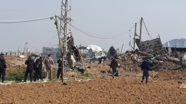 آثار الاستهداف الإسرائيلي الأخير لموقع الشهداء وسط قطاع غزة