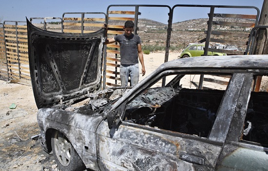 مستوطنون يحرقون مركبات المواطنين (الأرشيف)
