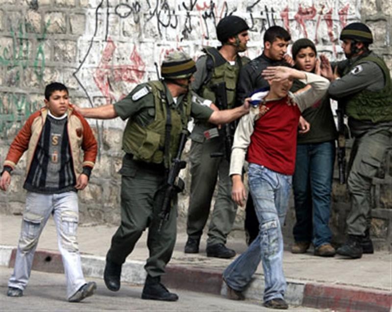قوات الاحتلال تعتقل طفل فلسطيني (الأرشيف)