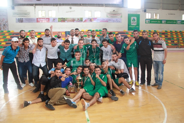 فريق الجامعة الإسلامية بعد إحراز اللقب