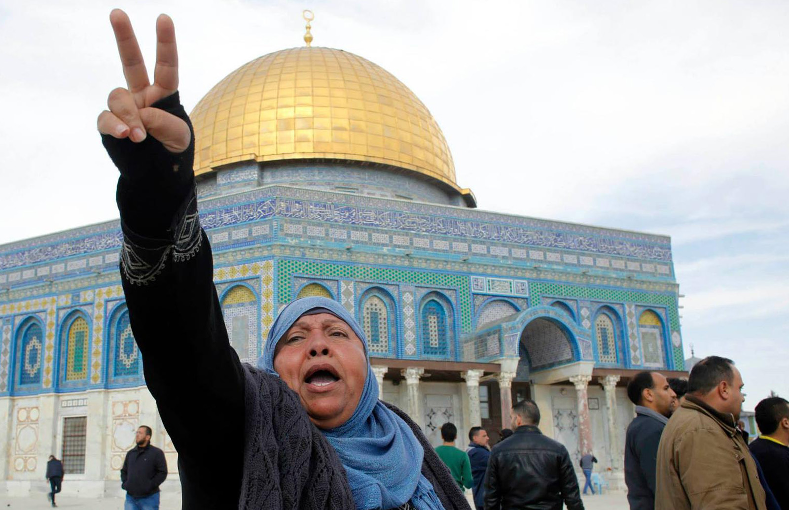 سيدة مرابطة في الأقصى