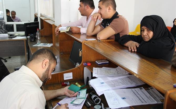 مواطنون في مكاتب "الأحوال المدنية" بغزة (أرشيف)