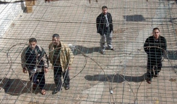 صورة "أرشيفية" للأسرى في داخل السجون الإسرائيلية 