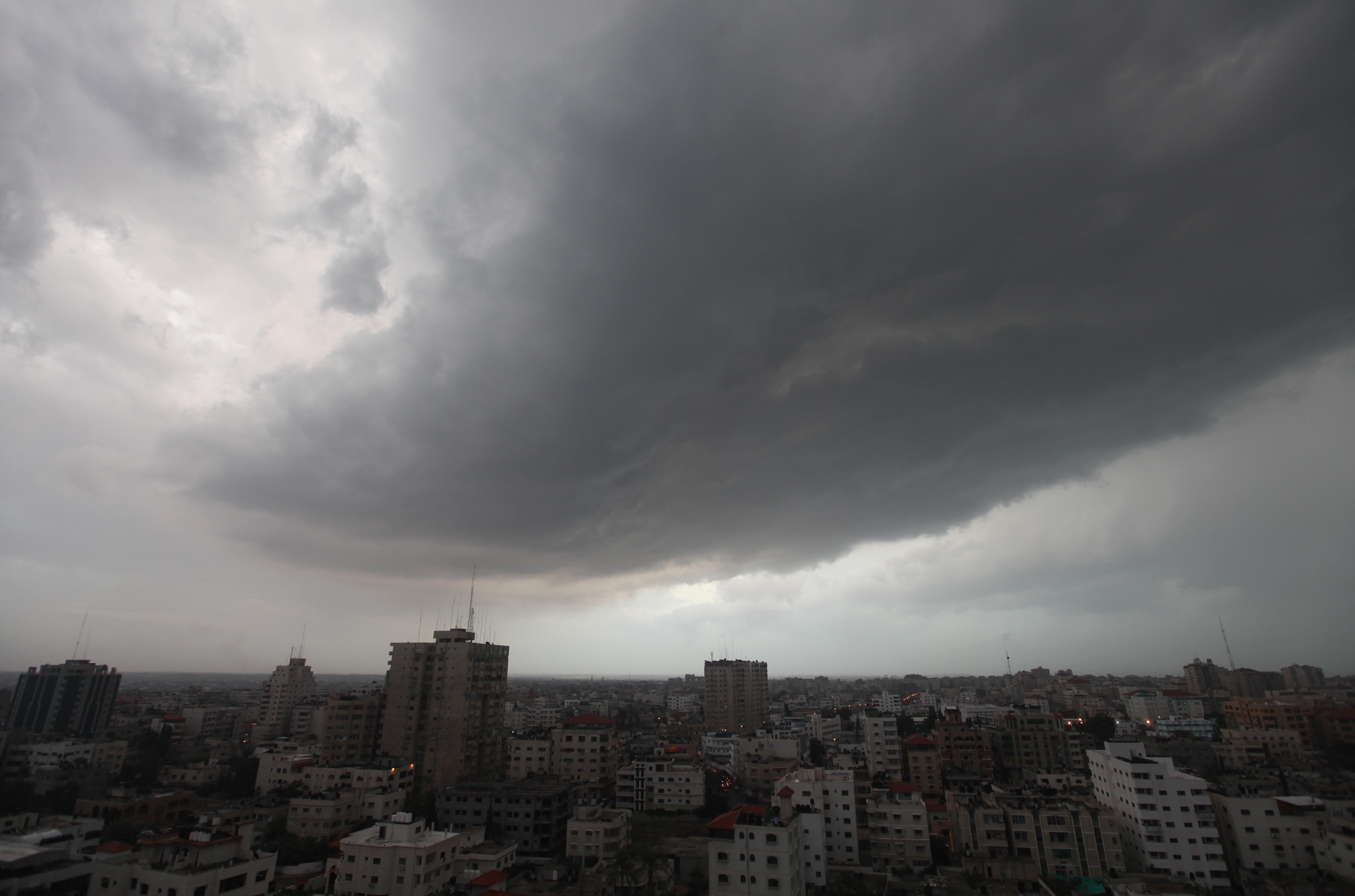 أجواء عاصفة وثلوج ليلا على المرتفعات فوق 800 متر