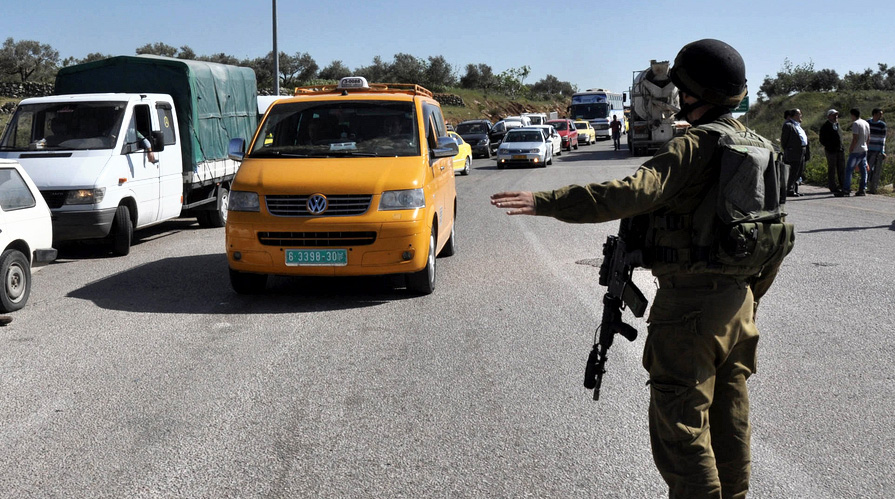 حاجز عسكري للاحتلال ببيت لحم (الأرشيف)